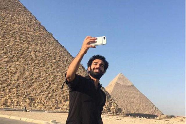 محمد صلاح يلتقط سليفي خلال زيارته للأهرامات - أرشيفية