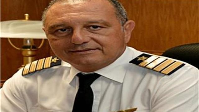 الطيار عمرو أبو العينين رئيس الشركة القابضة لمصر للطيران