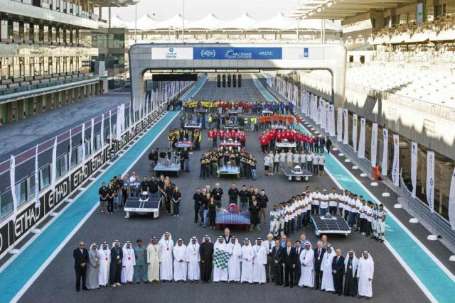 مُسابقة أبوظبي للسيارات الشمسية في طريقها لحلبة مرسى ياس الشهيرة، 15 يناير 2015. - صورة أرشيفية