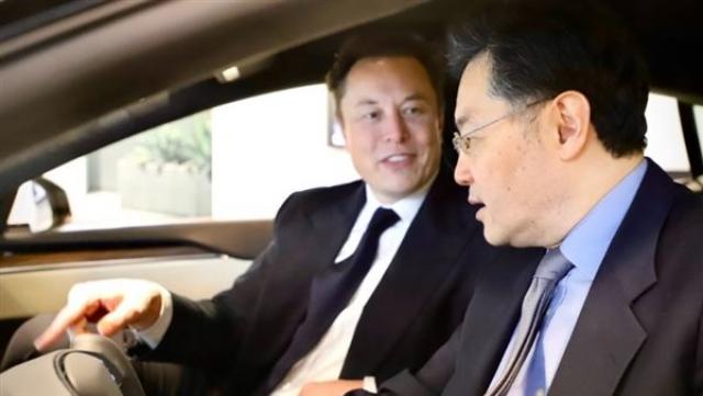 سفير الصين في الولايات المتحدة يزور مصنع سيارات تسلا