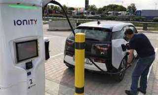 نمو مبيعات السيارات الكهربائية يقلص الطلب على الوقود في بريطانيا