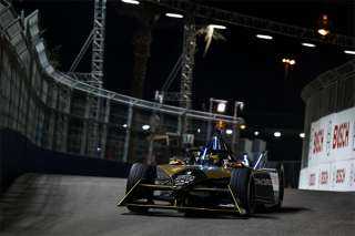 فاز الفرنسي جان إريك فيرجن في سباقات ABB FIA Formula E بسيارة دي إس ، الكهربائية