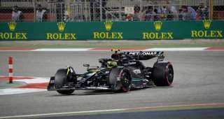 هاميلتون يحث مهندسي مرسيدس على الاعتراف بمشاكل الأداء قبل سباق فورمولا-1 السعودية