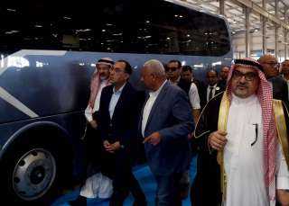 رئيس الوزراء يتفقد مصنع الشركة العربية للتجارة والتصنيع وخدمات النقل لتصنيع وتجميع الحافلات بمختلف أنواعها