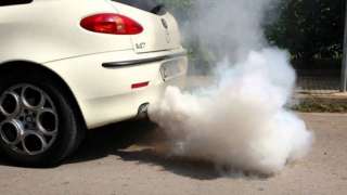 5 أسباب خروج دخان أبيض اللون من عادم السيارة