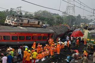 مشهد مرعب في موقع تصادم ثلاثة قطارات في الهند
