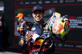 المكسيكي سيرجيو بيريز يحتفل بعد سباق فورمولا1 ضمن جائزة بلجيكا الكبرى 2023