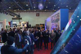 بالصور:وزير قطاع الأعمال يفتتح معرض الأهرام للنقل ويتفقد احدث السيارات المصنعه محليا