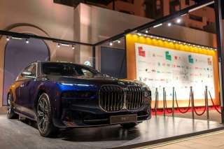 سيارات BMW i الكهربائية تنطلق على مدرج مطار الجونة في إختبار قيادة مثير