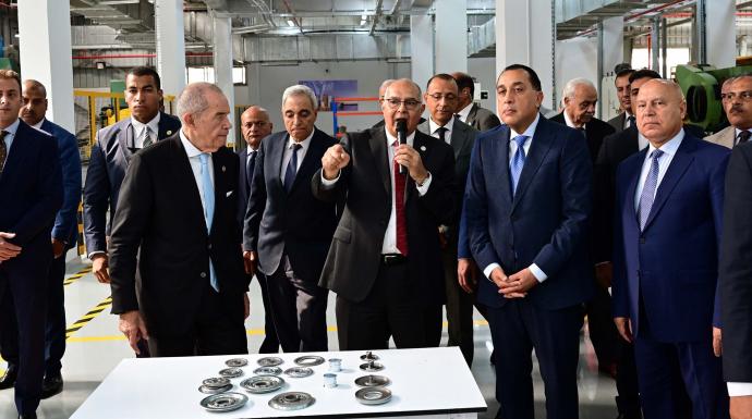 رئيس الوزراء يتفقد خطوط إنتاج مصنع ”المنصور للفلاتر” بمدينة العاشر من رمضان