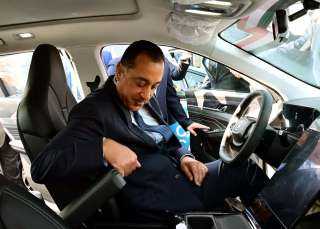 رئيس الوزراء يشهد اصطفافاً بالمعرض والمؤتمر الدولي للنقل الذكي لعدد من وسائل النقل المختلفة التي تم تصنيع عدد كبير منها محليا ضمن خطة الحكومة لتوطين مختلف الصناعات