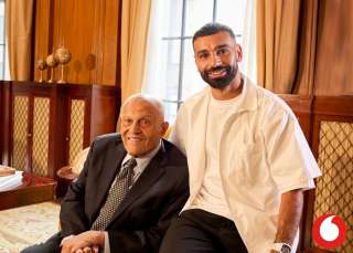 إهداء للأجيال القادمة من ڤودافون مصر:لقاء تاريخي يجمع بين مجدي يعقوب ومحمد صلاح