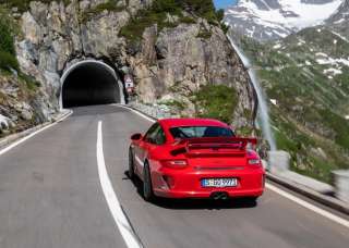 بورشه تمنح سائقي سياراتها فرصة الاستمتاع بإحداث الكثير من الضوضاء تلقائيا داخل الأنفاق
