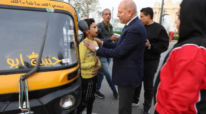 محافظ القاهرة يوجه بالتحفظ على مركبات «التوك توك» المخالِفة في حدائق القبة بعد رصد أطفال يقودونها