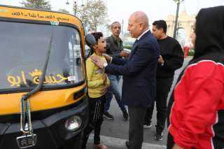 محافظ القاهرة يوجه بالتحفظ على مركبات «التوك توك» المخالِفة في حدائق القبة بعد رصد أطفال يقودونها