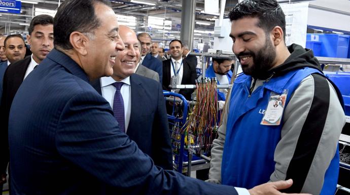 حامد: شاب من المنوفية يغير مساره المهني ويجد سعادته في مصنع ”ليوني مصر” بمدينة بدر