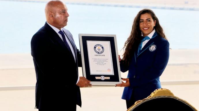الوزير:يتسلم شهادة موسوعة جينيس للأرقام القياسية لميناء السخنة  كأعمق حوض ميناء من صنع الإنسان