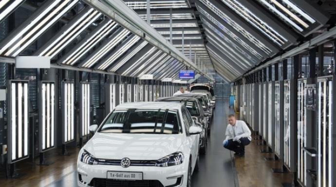 فولكس فاجن تنهي إنتاج السيارات في مصنعها الزجاجي في دريسدن غدا