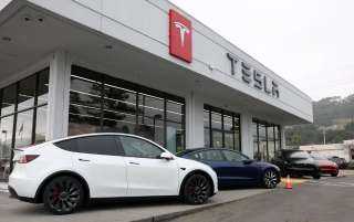 تحقيق أمريكي في مشكلة فتح الأبواب أثناء الطوارئ في السيارة تسلا موديل3 المدمجة