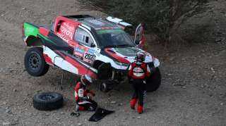 حادث يحرم ساندرز من استكمال سباق رالي داكار والعطية يستعيد صدارة فئة السيارات