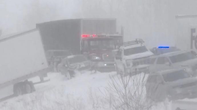 حادث تصادم بين أكثر من مئة سيارة وشاحنة يغلق طريقا سريعا في ولاية ميشيغن الأميركية