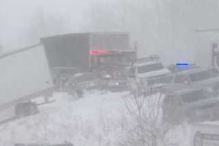 حادث تصادم بين أكثر من مئة سيارة وشاحنة يغلق طريقا سريعا في ولاية ميشيغن الأميركية