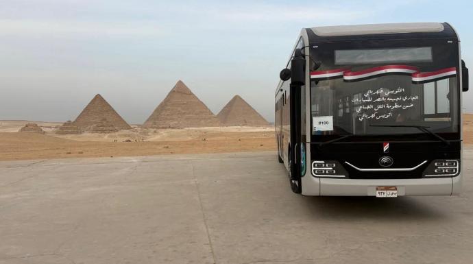 نموذج لأتوبيس ”النصر للسيارات” الكهربائي يدخل الخدمة التجريبية ضمن منظومة نقل زوار أهرامات الجيزة