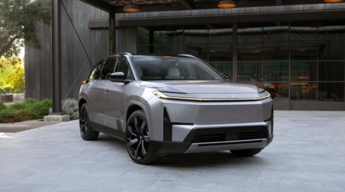 تويوتا تطرح نسخة كهربائية من سيارتها هايلاندر