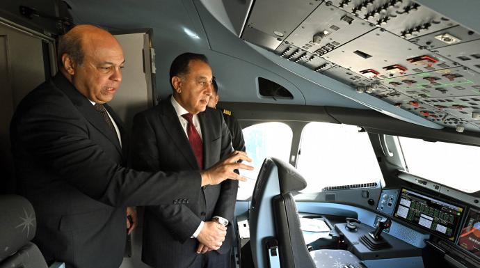 رئيس الوزراء يتفقد أول طائرة من طراز Airbus A350-900 بأسطول الناقل الوطني