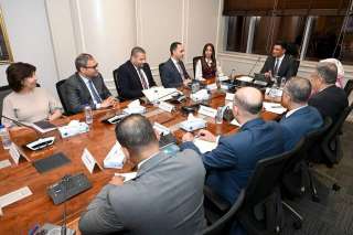 وزير الصناعة يبحث مع مسئولي نيسان للسيارات خطط التوسع بالسوق المصري والتصدير للأسواق الإفريقية