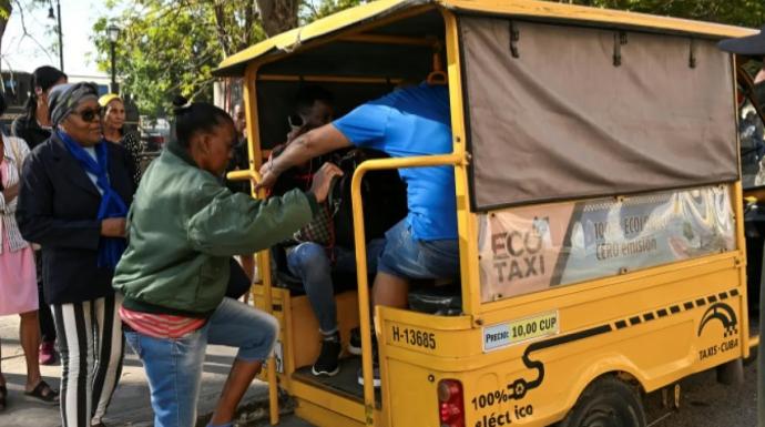 دراجات كهربائية ثلاثية العجلات وعربات رّكشة بدل سيارات الأجرة في كوبا