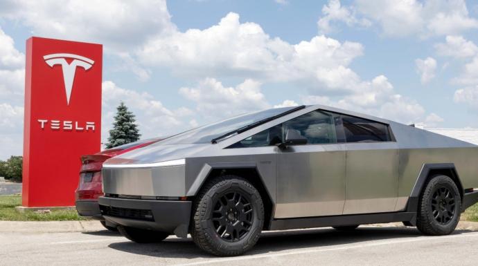تسلا تطلق نسخة جديدة “أقل فخامة” من سايبرتراك بسعر يبدأ من 59,990 دولارًا