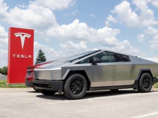 تسلا تطلق نسخة جديدة “أقل فخامة” من سايبرتراك بسعر يبدأ من 59,990 دولارًا