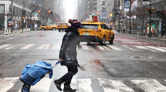 رئيس بلدية نيويورك يأمر بإغلاق شبكة المواصلات مع بدء عاصفة ثلجية كبرى