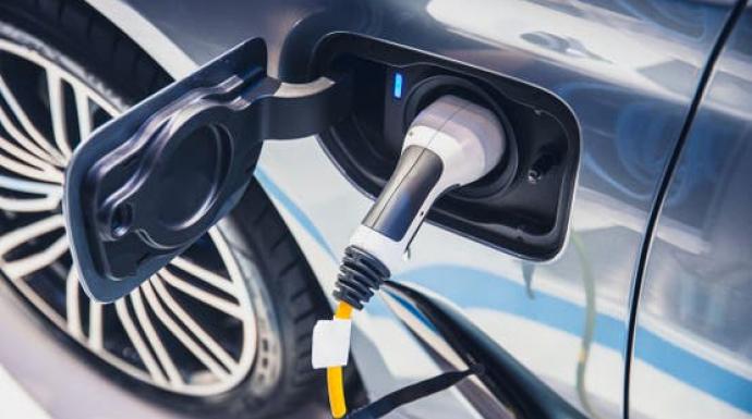 شراكة بين ”تويوتا” و”تري هاوس” لتركيب شواحن السيارات الكهربائية المنزلية