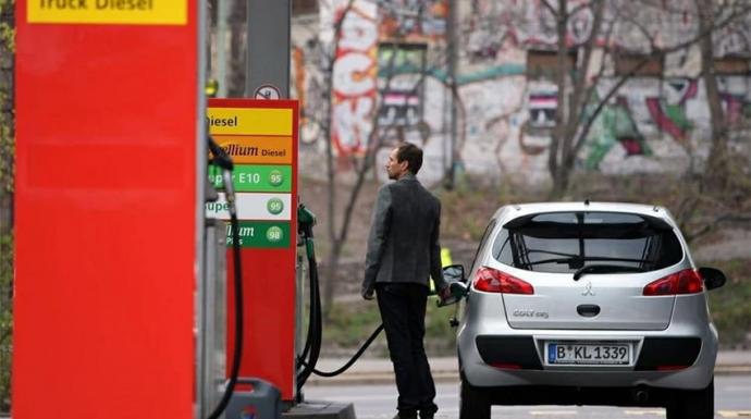 ارتفاع متوسط سعر جالون البنزين في أمريكا بواقع 11 سنت خلال ليلة واحدة