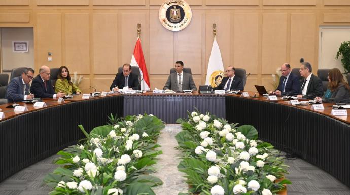 وزراء الصناعة والاستثمار والتجارة الخارجية والمالية يبحثون محاور برنامج تنمية صناعة السيارات  وتذليل مشاكل المصنعين