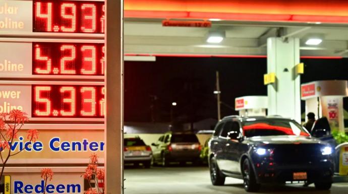 زيادة سعر الوقود من التداعيات الداخلية على ترامب للحرب على إيران