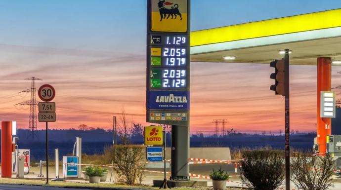 المجر تقر سقفا سعريا لأسعار الوقود بسبب الحرب في إيران