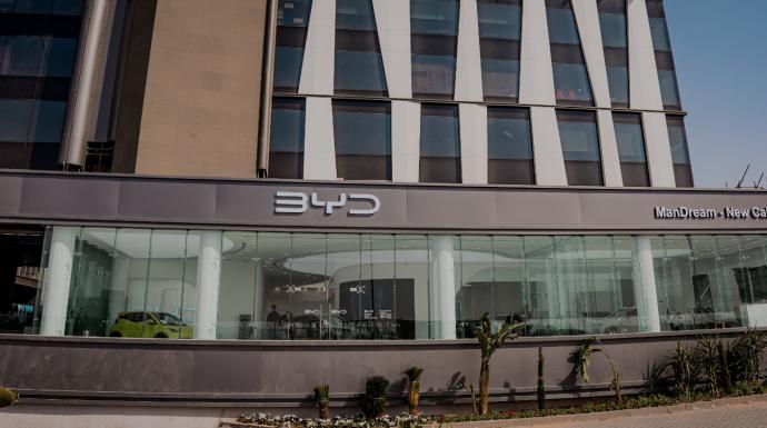 ماندريم وكيل بي واي دي في مصر تفتتح مركزها التكنولوجي الثاني بالقاهرة الجديدة وتبدأ تسليم سياراتها