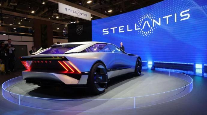 استراتيجية جديدة من ستيلانتس تجمع بين محركات HEMI والسيارات الكهربائية