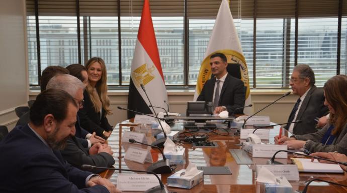 وزير الصناعة يستعرض مع «مرسيدس-بنز إيجيبت» فرص توطين صناعة السيارات وتعميق المكون المحلي