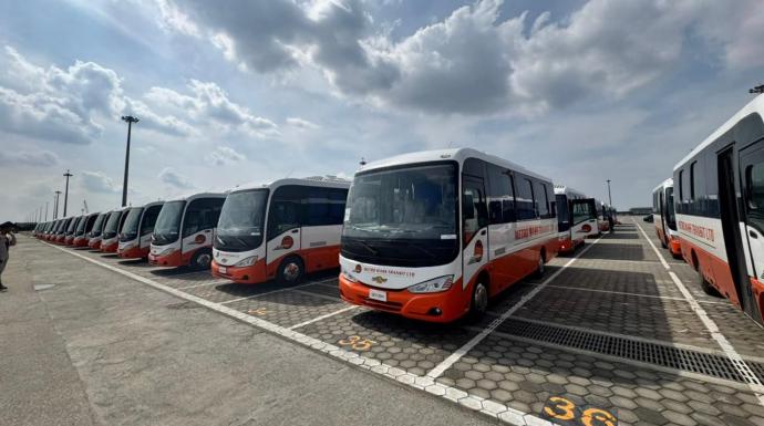 المنصور للسيارات تُصدر 100 حافلة إلى غانا في أول عملية تصدير من ميناء شرق بورسعيد إلى العالم