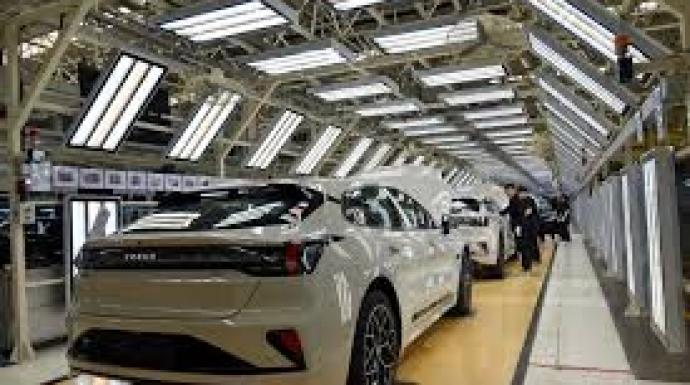 ارتفاع حصة السيارات الكهربائية في الاتحاد الأوروبي رغم استمرار ضعف مبيعات السيارات