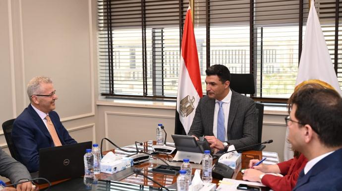 وزير الصناعة يبحث مع شركة ”جي بي أوتو” مشروعاتها الحالية وخططها التوسعية المستقبلية