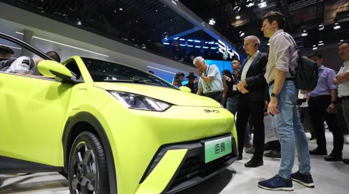 الصين تدعو إلى تسريع وتيرة محادثات الرسوم الجمركية على السيارات الكهربائية مع الاتحاد الأوروبي