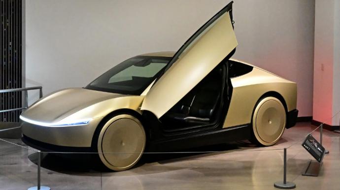 تسلا تبدأ إنتاج السيارة الأجرة ذاتية القيادة ذات المقعدين سايبر كاب