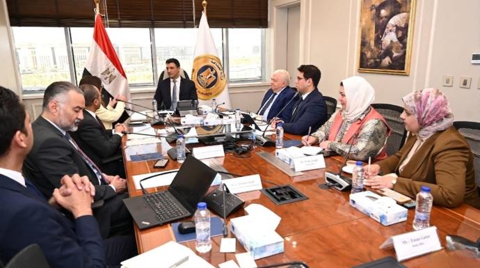 وزير الصناعة يلتقي مسؤولي شركة طاقة عربية إنشاء محطات شحن للسيارات الكهربائية من الطاقة الشمسية