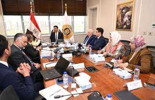 وزير الصناعة يلتقي مسؤولي شركة طاقة عربية إنشاء محطات شحن للسيارات الكهربائية من الطاقة الشمسية