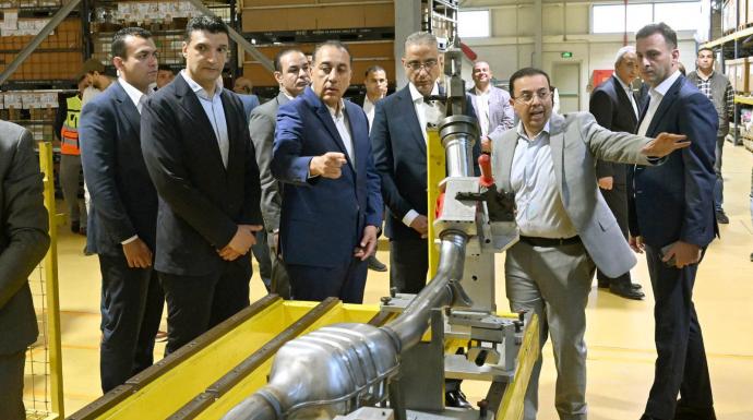 مدبولي يؤكد دعم الدولة لتوطين صناعة السيارات والصناعات المغذية في مصر